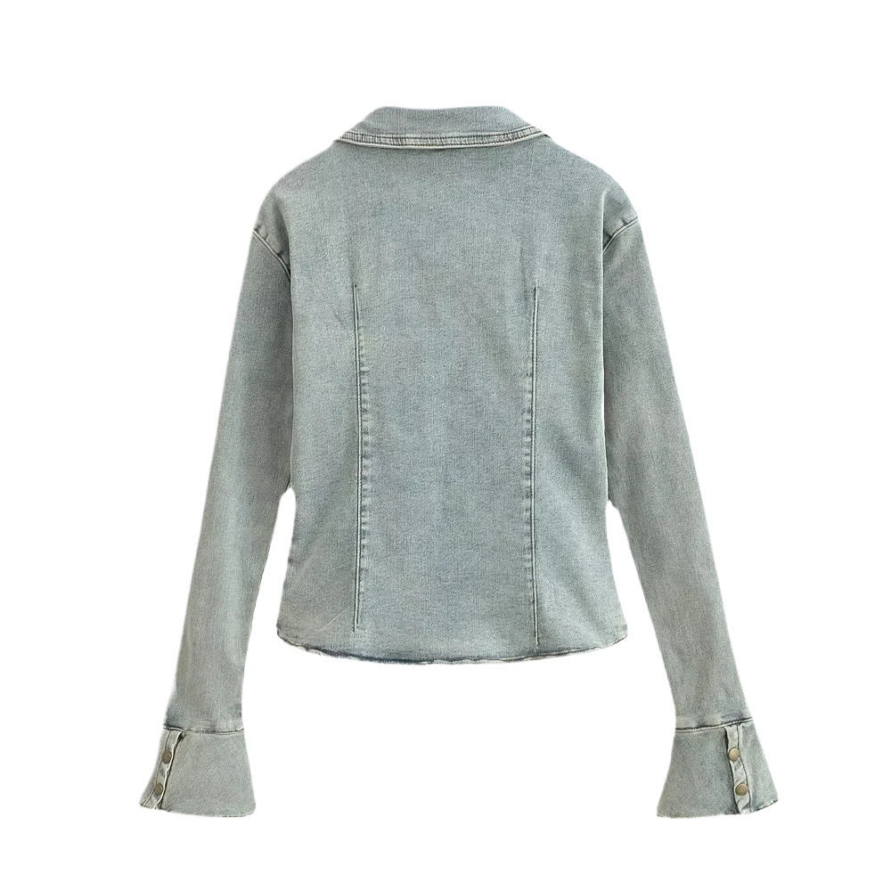 Chemise en jean pour femmes avec des manches à cloche à la mode et des poches plaquées Chic und Stil