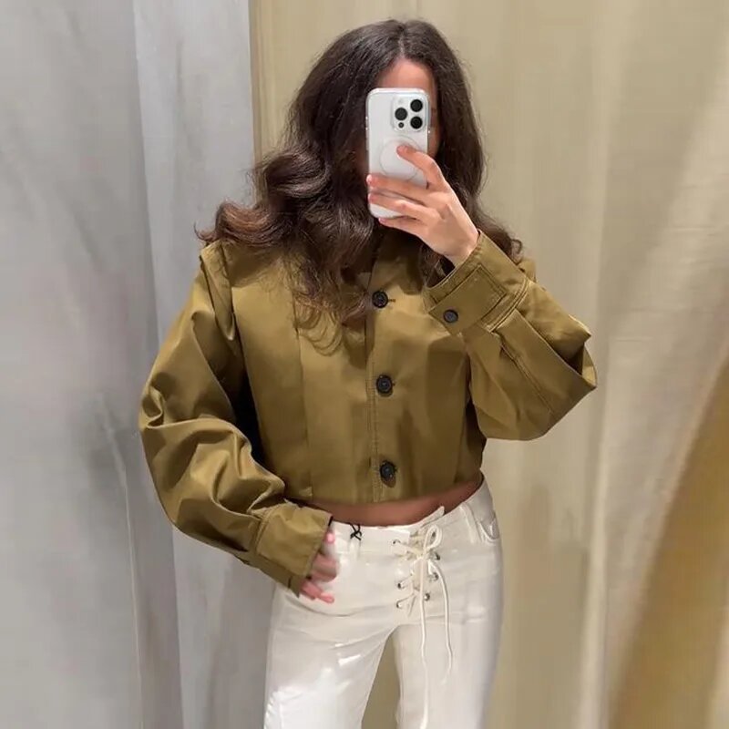 Blouse cintrée féminine à détails de boutons continus Chic und Stil
