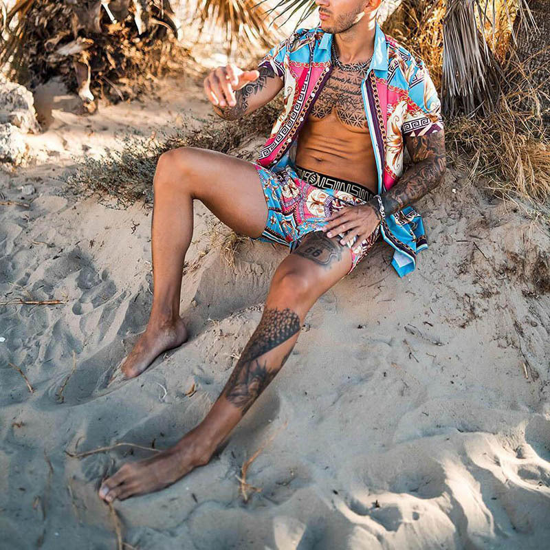 Hommes Ensemble chemise à manches courtes à imprimé tropical vif et shorts de bain assortis Chic und Stil