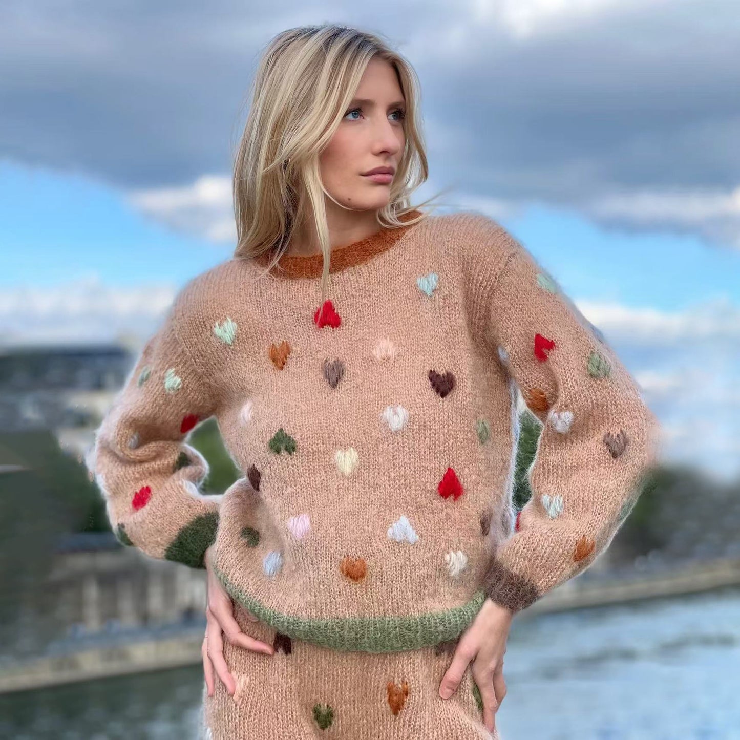 Pull femme avec des appliqués en forme de cœur colorés et un matériau doux Chic und Stil