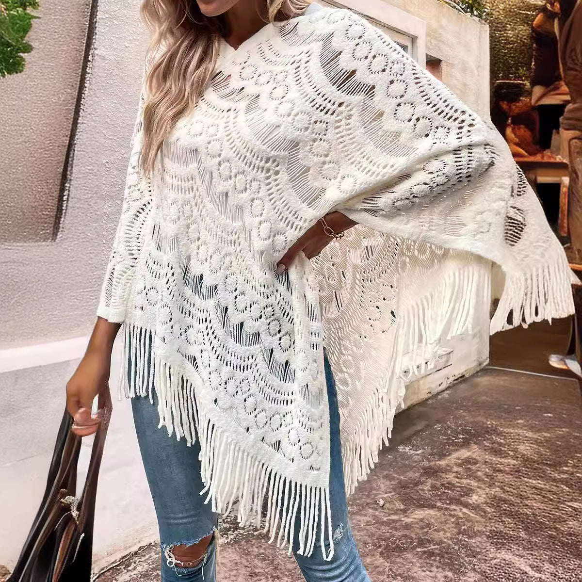 Poncho en tricot pour dames avec des motifs en crochet artistiques et des franges Chic und Stil