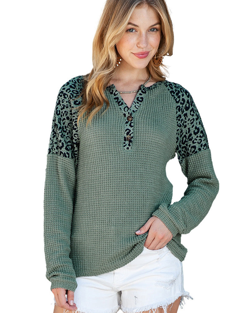 Chemise à manches longues pour femmes avec des manches léopard de couleur contrastée et boutonnière Chic und Stil