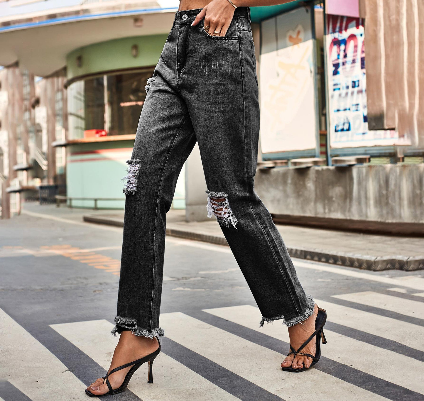 Jeans détruits pour femmes dans une coupe boyfriend moderne avec des détails effilochés Chic und Stil