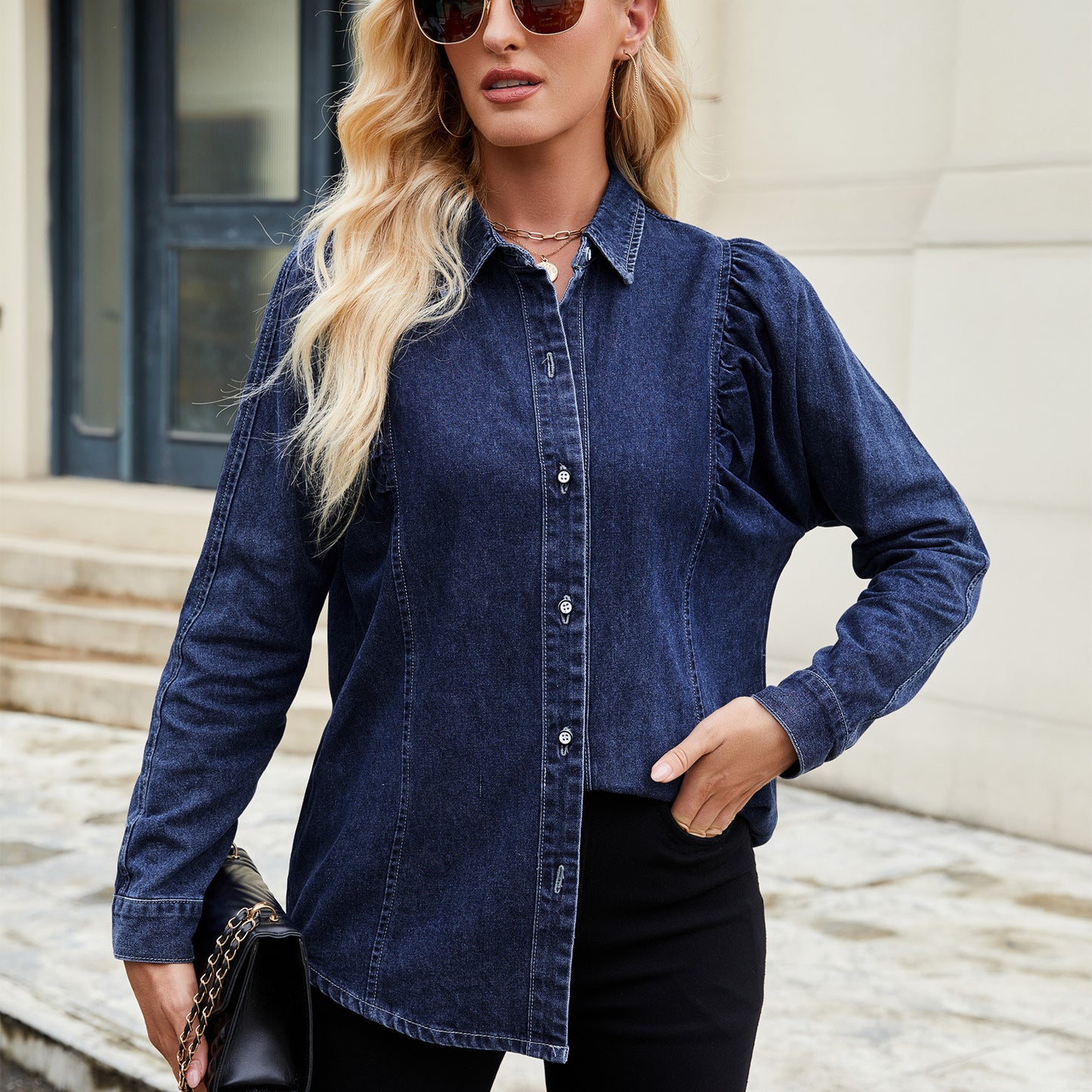 Blouse en denim pour femmes avec des détails en volants et une coupe cintrée Chic und Stil