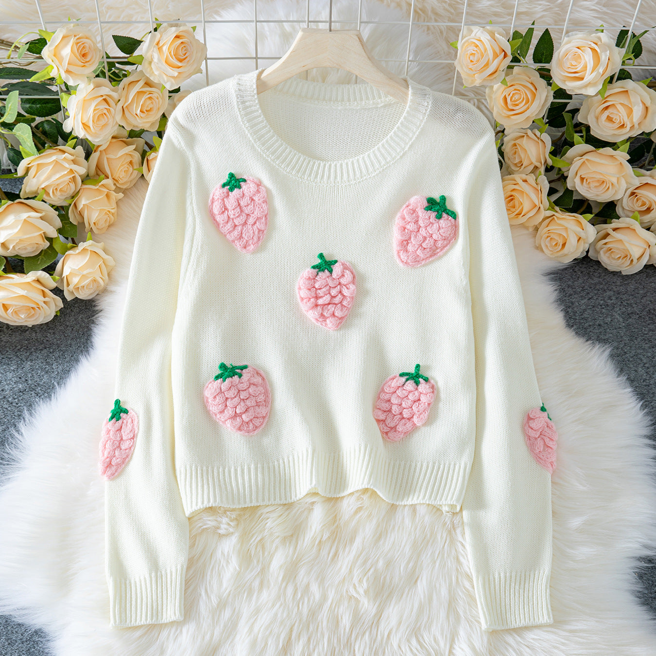 Pull en tricot pour femmes avec des applications de fraises et une coupe décontractée Chic und Stil