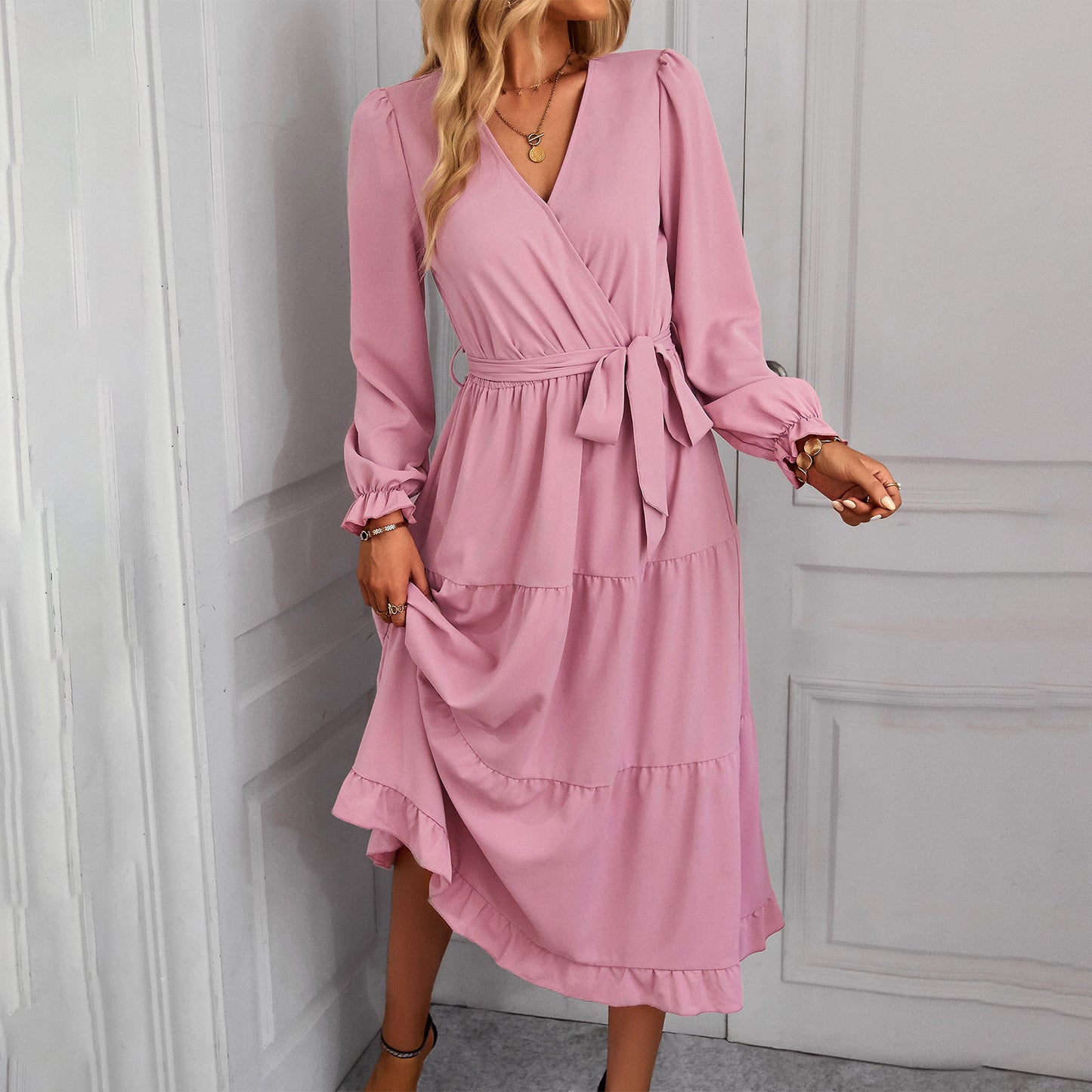 Robe portefeuille élégante pour femmes avec détails en volants et ceinture à la taille Chic und Stil