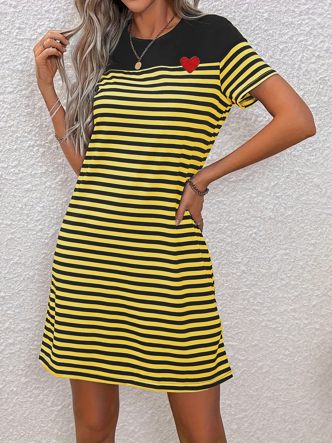 Robe à manches courtes pour femmes avec motif rayé coloré et détail en forme de cœur Chic und Stil