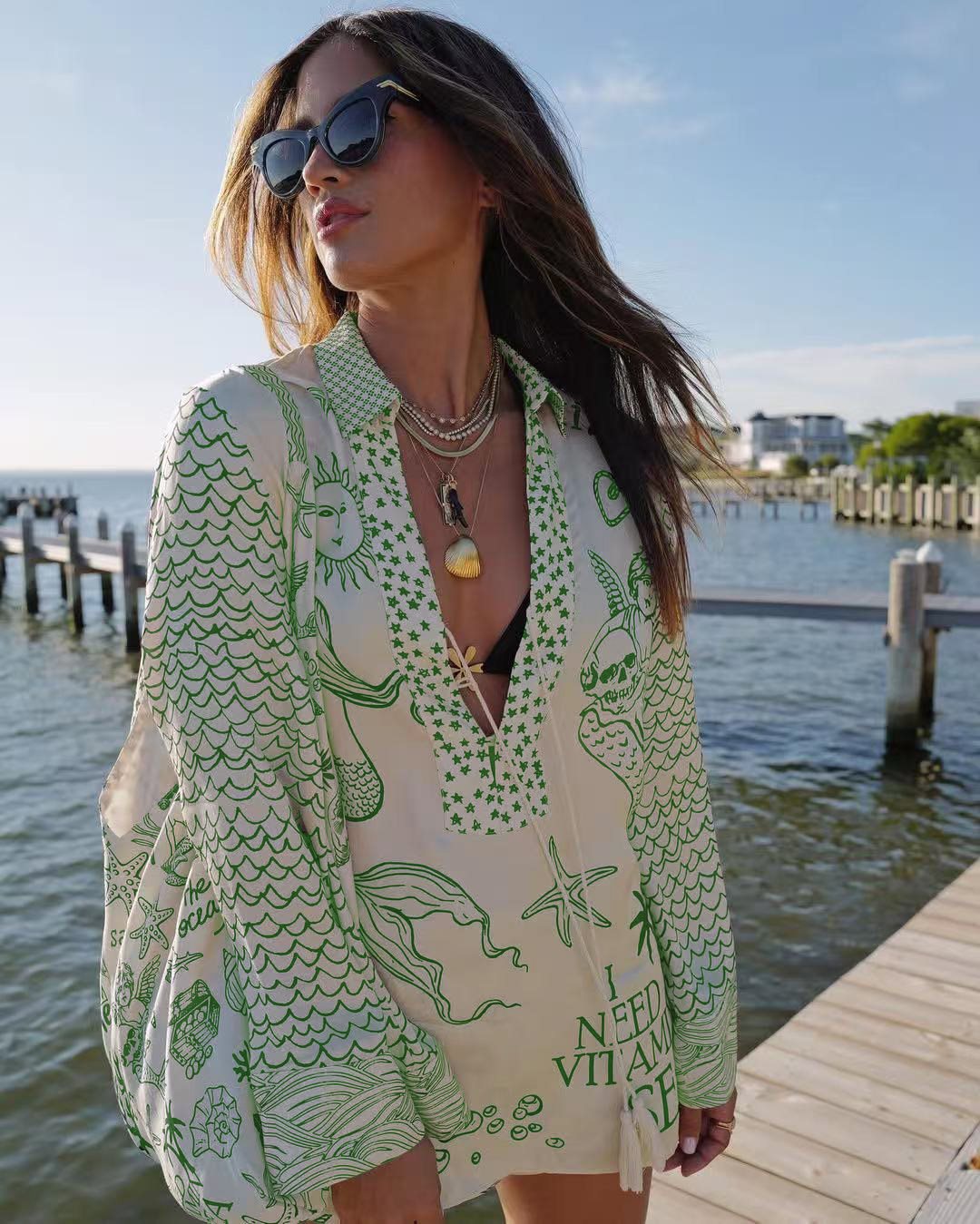 Chemisier de plage décontracté pour femmes avec un imprimé maritime artistique et un élégant décolleté en V Chic und Stil