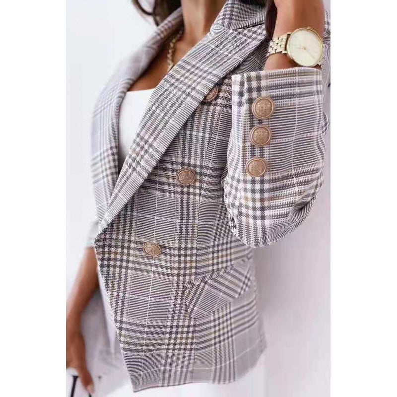 Blazer à carreaux pour femmes avec une coupe moderne et double rangée de boutons Chic und Stil