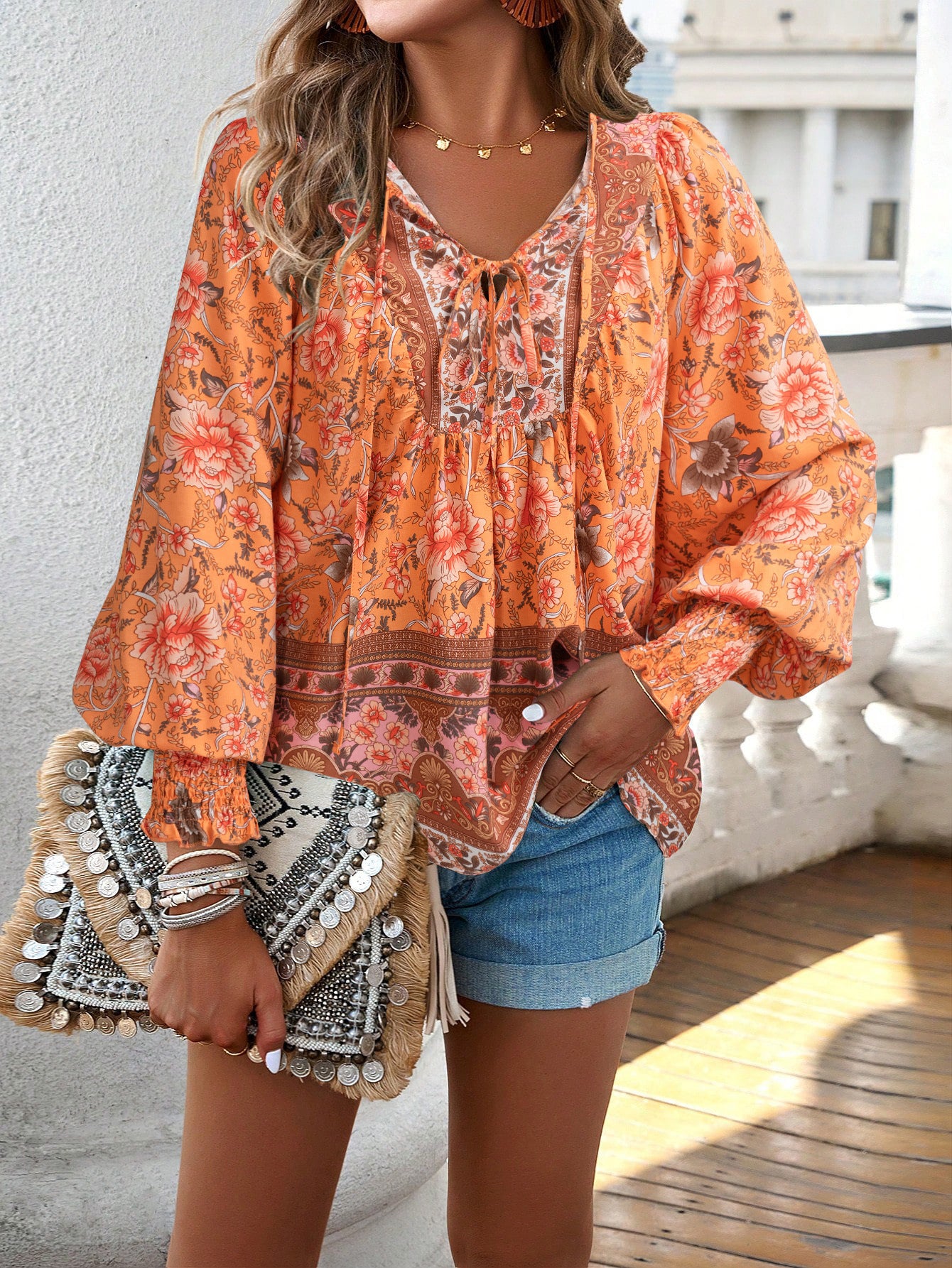 Chemisier dames avec motifs floraux et décolleté à nouer Chic und Stil