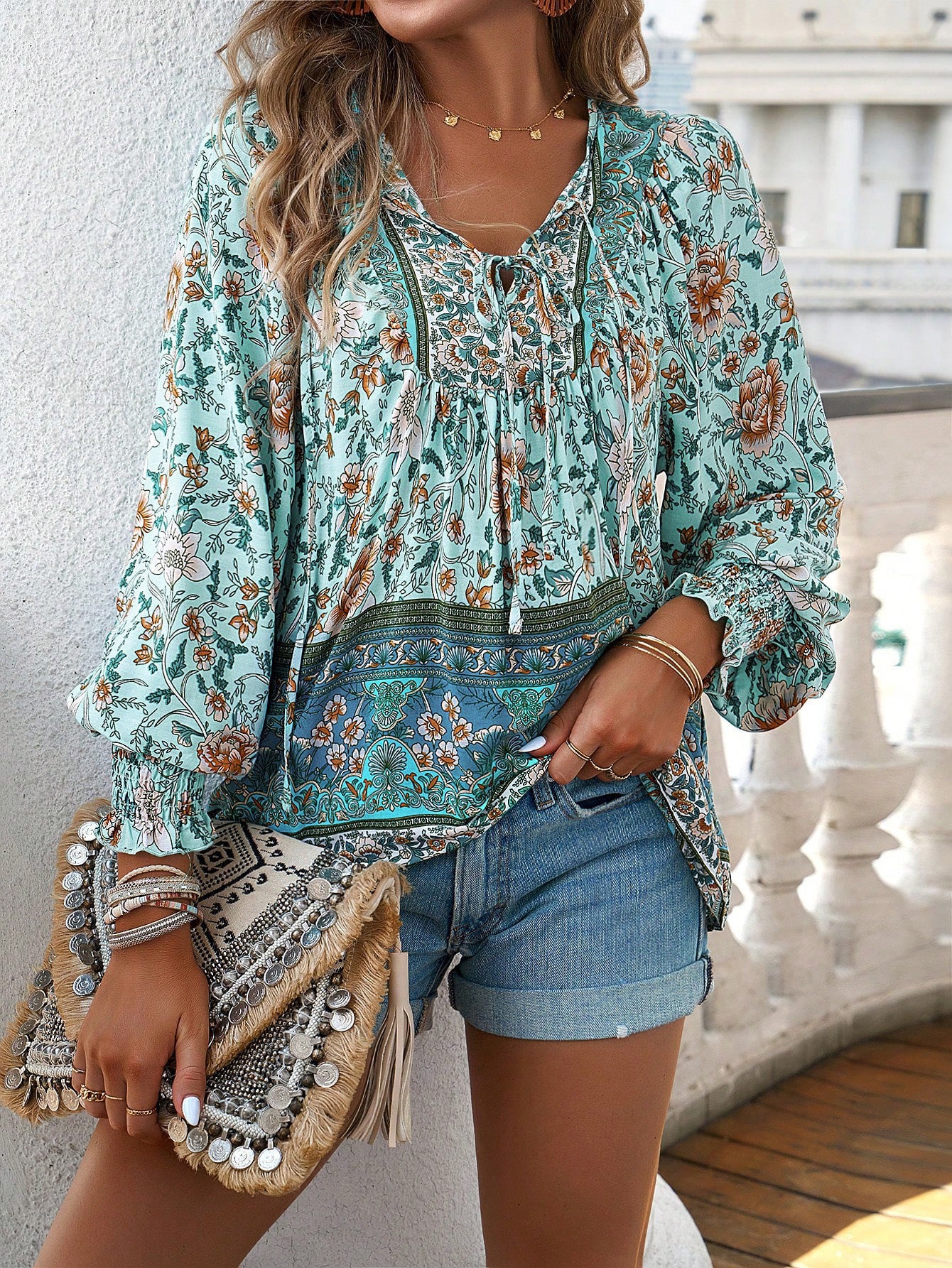 Chemisier dames avec motifs floraux et décolleté à nouer Chic und Stil
