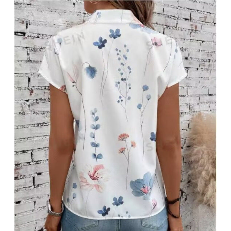 Blouse pour femmes avec motif floral et détail unique de bouton, à manches courtes Chic und Stil