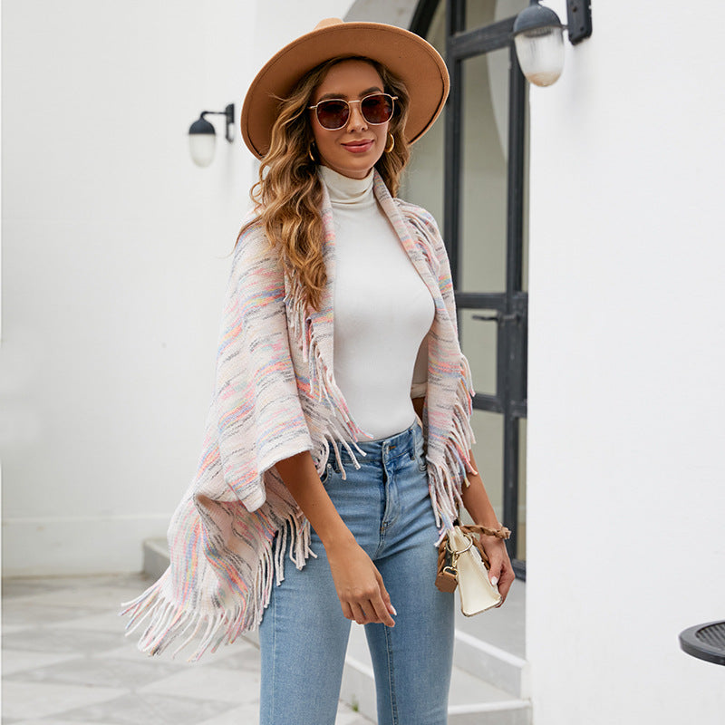Dame poncho en tricot avec des franges luxueuses et un design moderne Chic und Stil