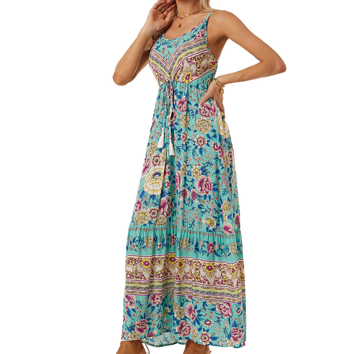Robe maxi aérienne pour femmes avec un design floral ludique et un tirage à la taille Chic und Stil