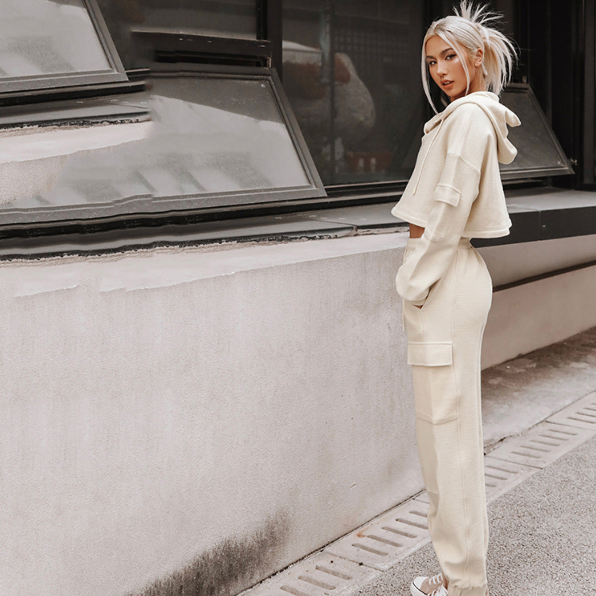 Chic and Style women's sports lounge set with cropped hoodie and wide jogger pants