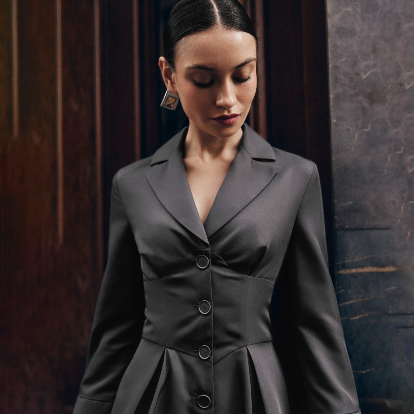 Robe blazer pour femmes avec des plis élégants et une coupe cintrée Chic und Stil