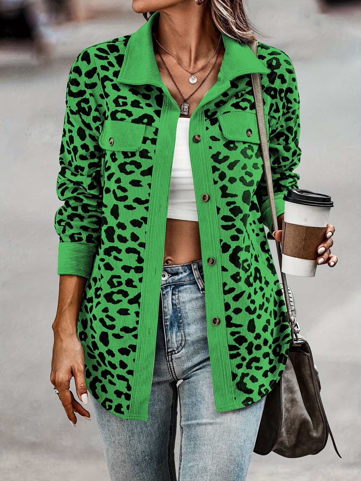 Veste pour femmes en motif léopard avec tissu structuré et poches pratiques Chic und Stil