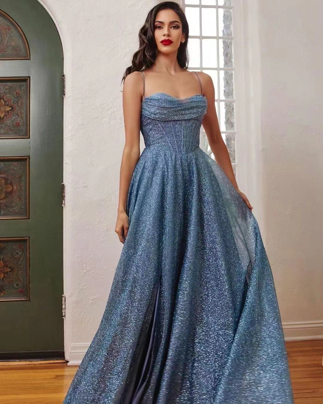 Robe de soirée glamour pour femmes avec décolleté profond et tissu scintillant Chic und Stil