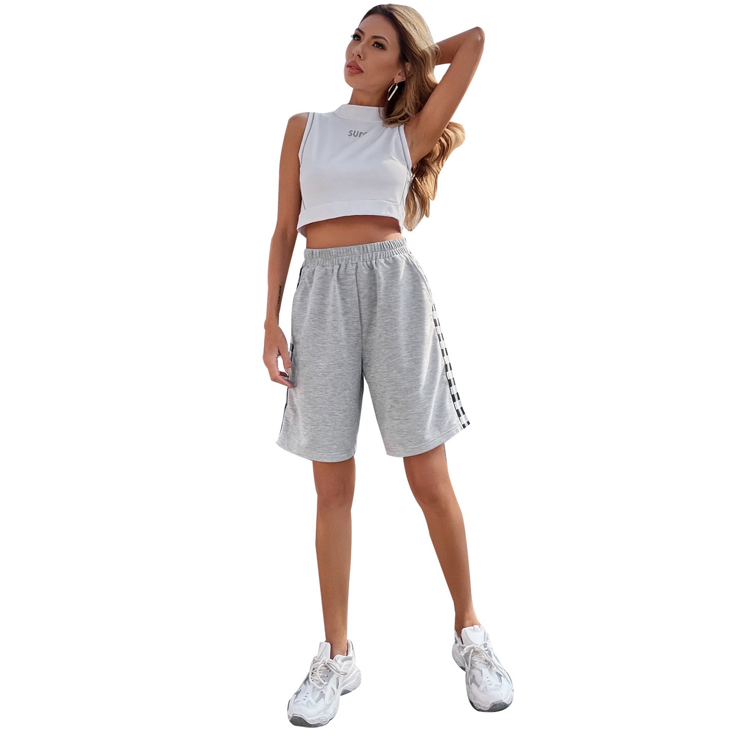 Shorts de sport pour femmes avec détails à carreaux sur les côtés Chic und Stil