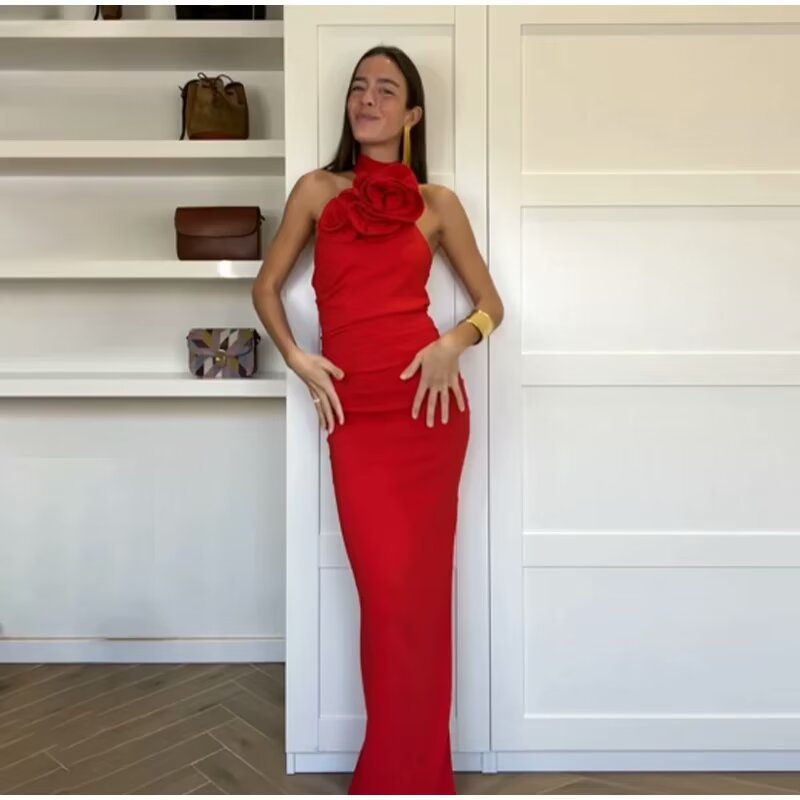 Robe maxi femme avec un col halter ludique et un élégant nœud. Chic und Stil