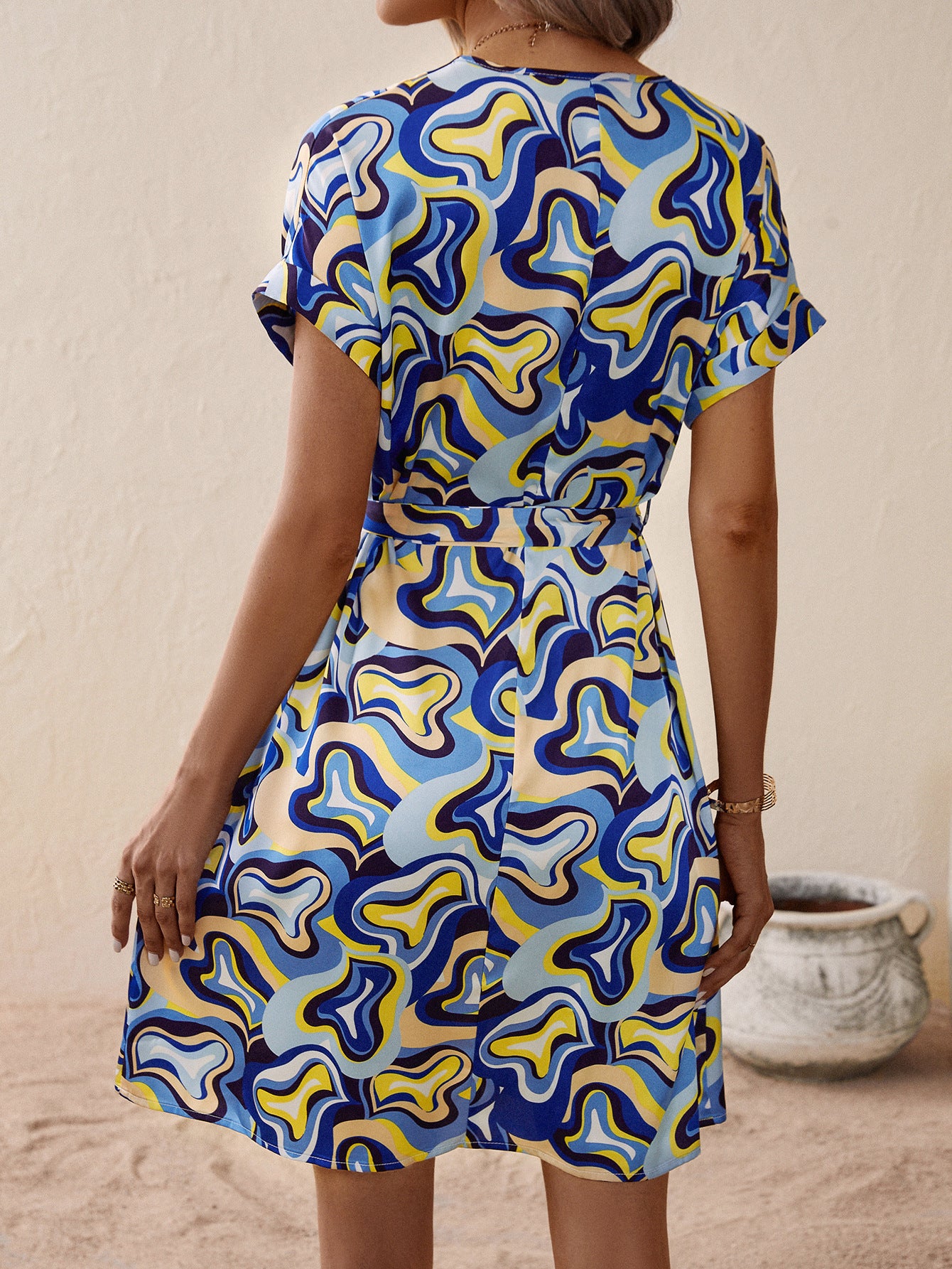 Robe à décolleté en V pour femmes avec ceinture à nouer et motif moderne Chic und Stil