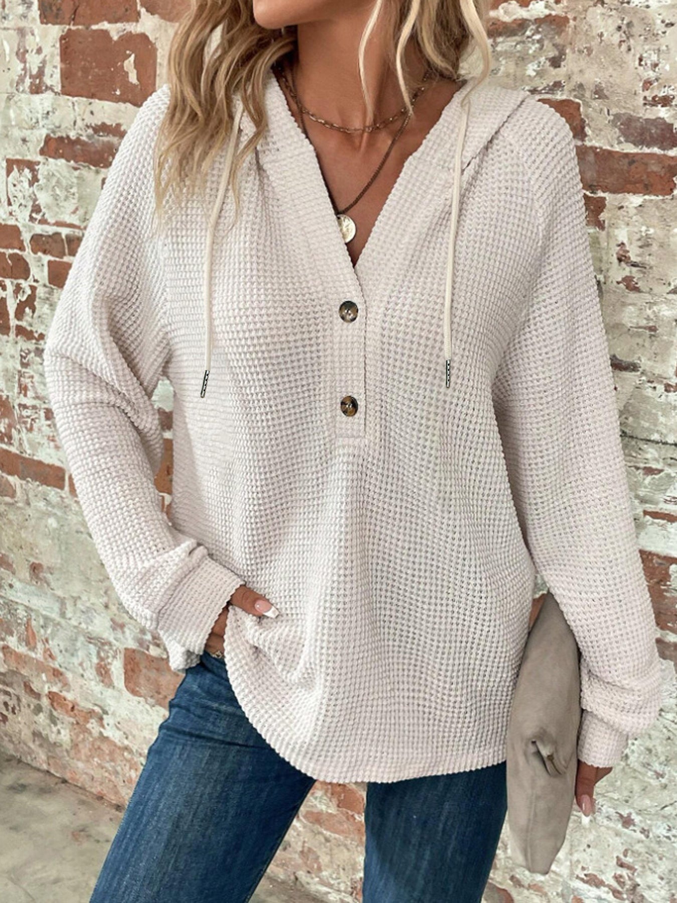 Pull à capuche décontracté pour femmes avec des détails en boutons et un tissu structuré Chic und Stil