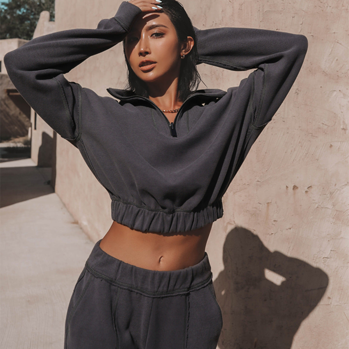 Dame sweat à capuche décontracté avec fermeture éclair et ourlet froncé Chic und Stil