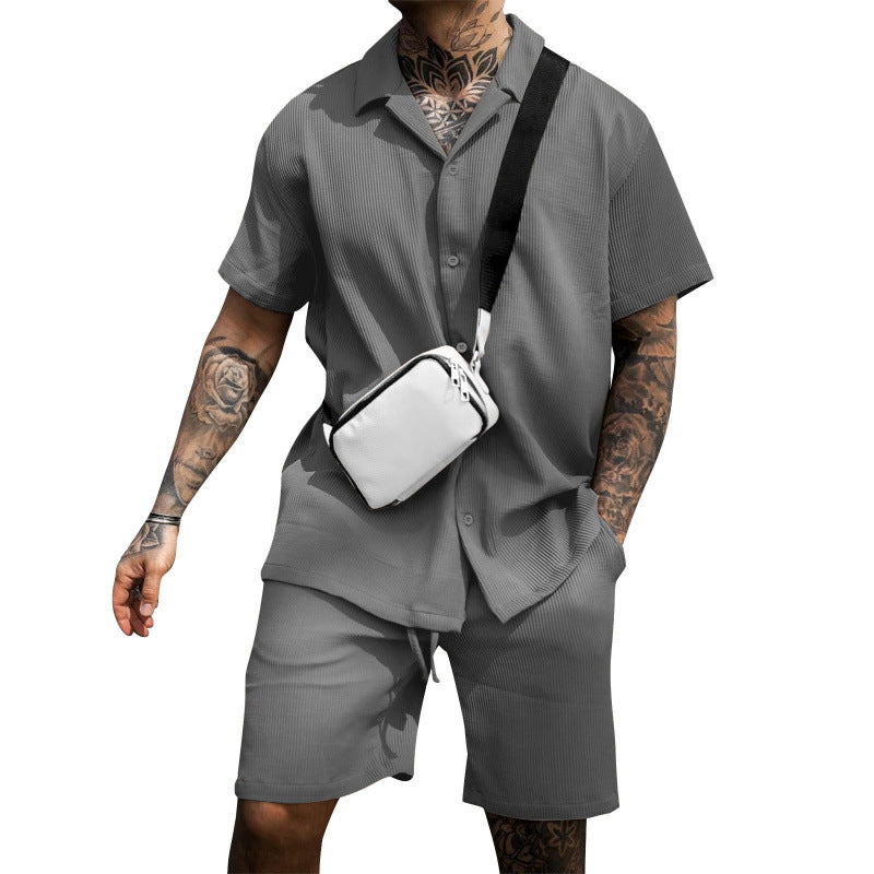 Chemise décontractée à manches courtes pour hommes avec une coupe stylée et un short assorti Chic und Stil