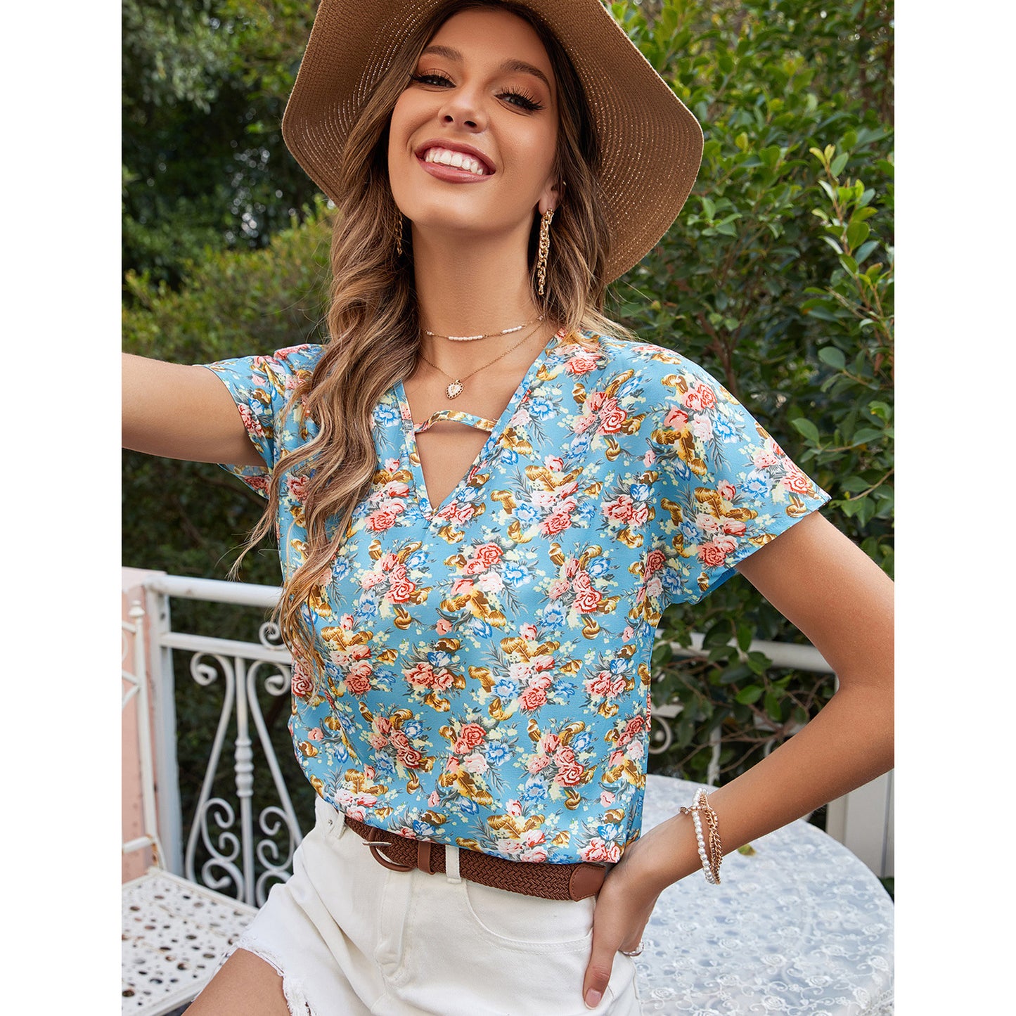 Top blouse pour femmes avec design floral et décolleté en V Chic und Stil