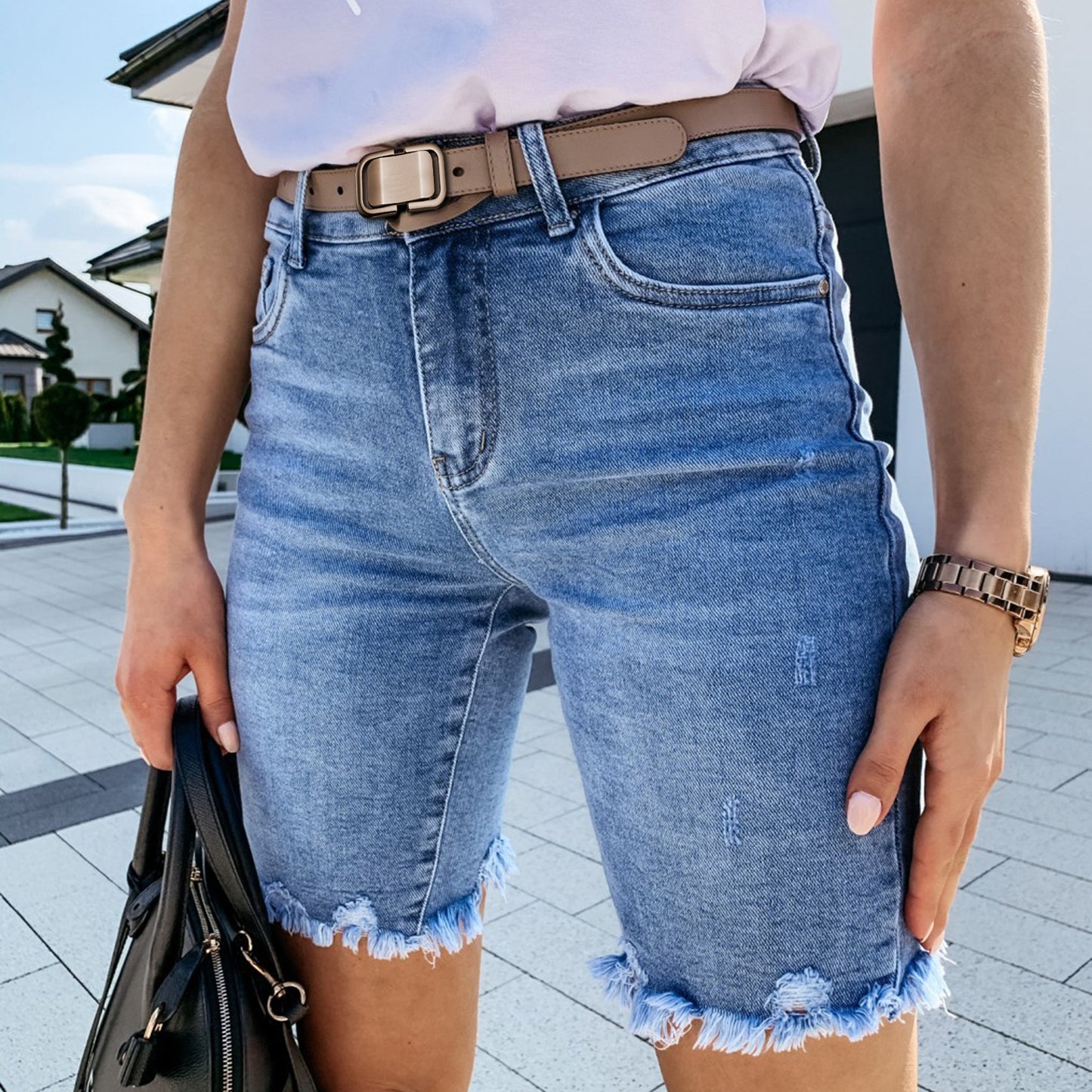 Women's Destroyed Denim Shorts with Frayed Edges and Side Stripe Chic und Stil