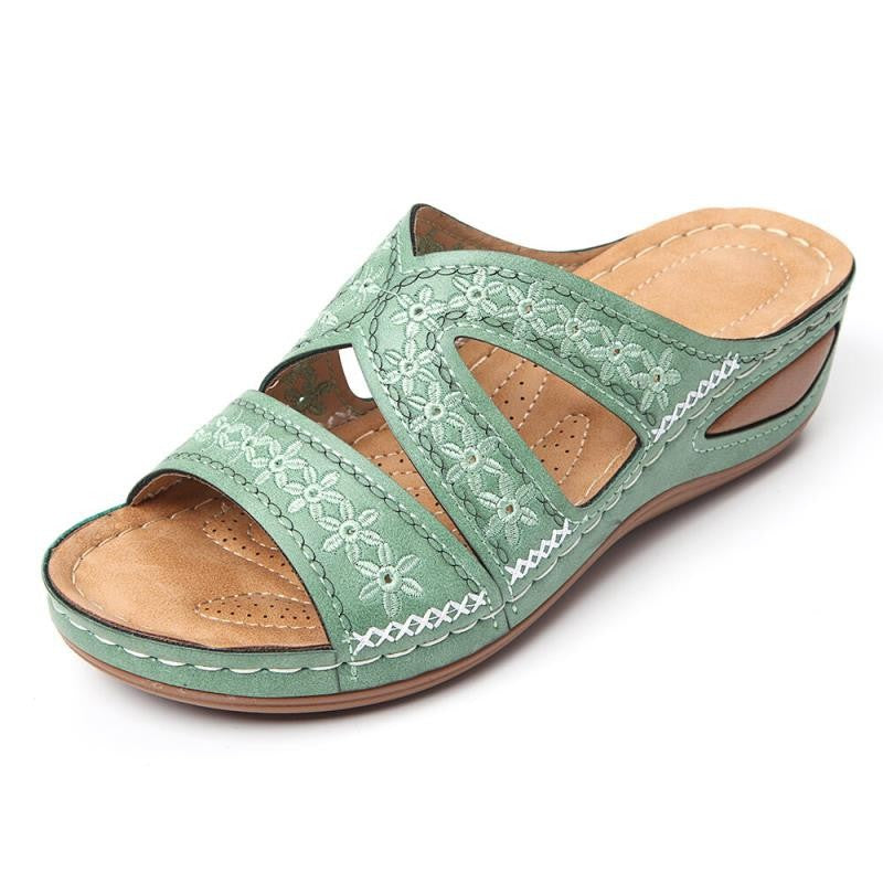 Sandales confort femmes avec design floral brodé et semelle ergonomique Chic und Stil