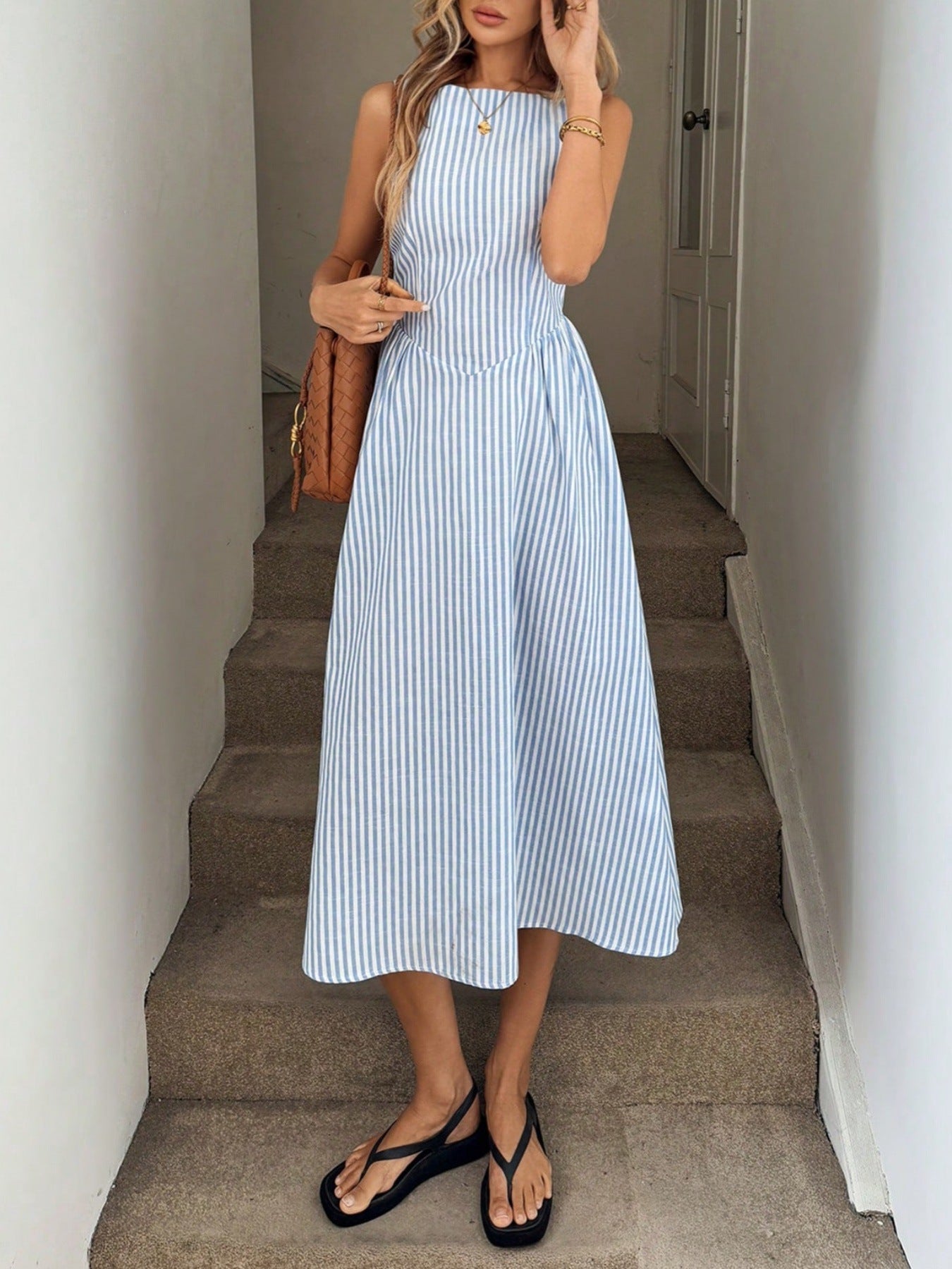 Robe midi femme avec des rayures fines et une silhouette cintrée Chic und Stil