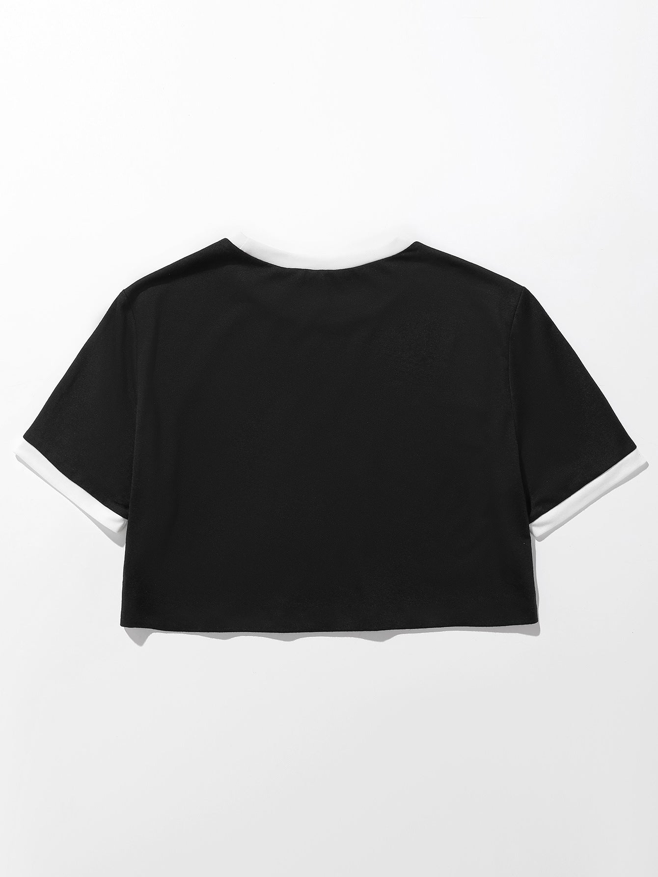 T-shirt cropped pour femmes avec motif de squelette et accents de manches contrastants Chic und Stil