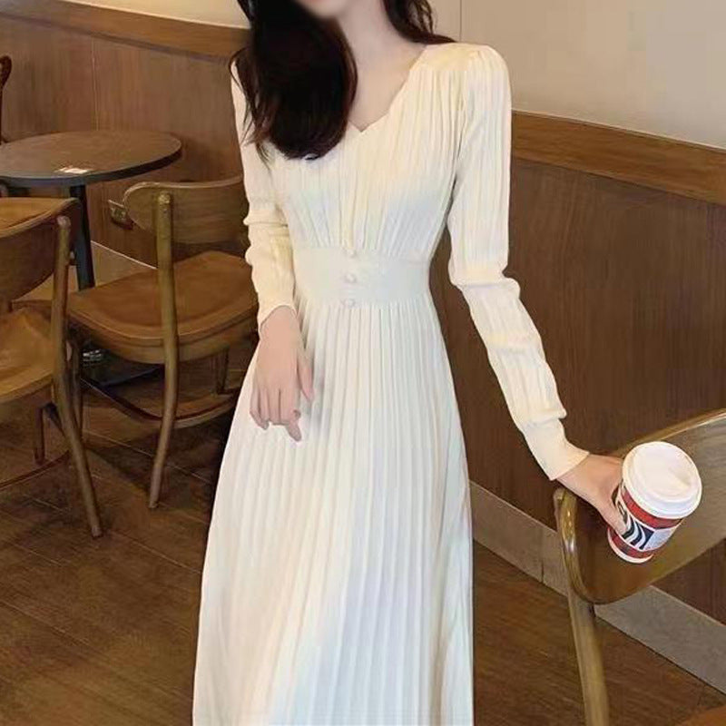 Robe maxi plissée pour dames avec décolleté en V et accentuation élégante de la taille Chic und Stil