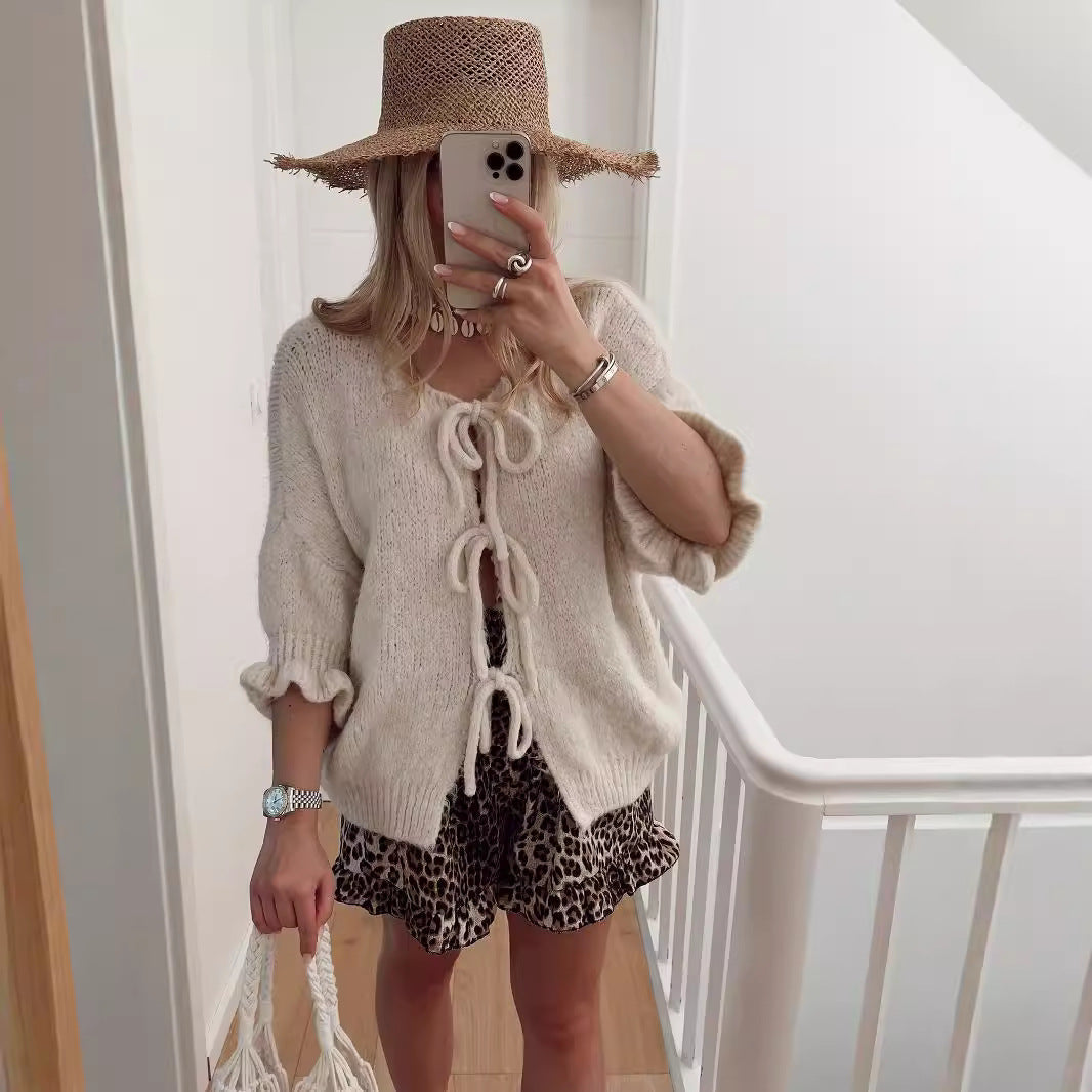 Cardigan décontracté pour femmes avec des détails de lacets ludiques et des manches courtes Chic und Stil