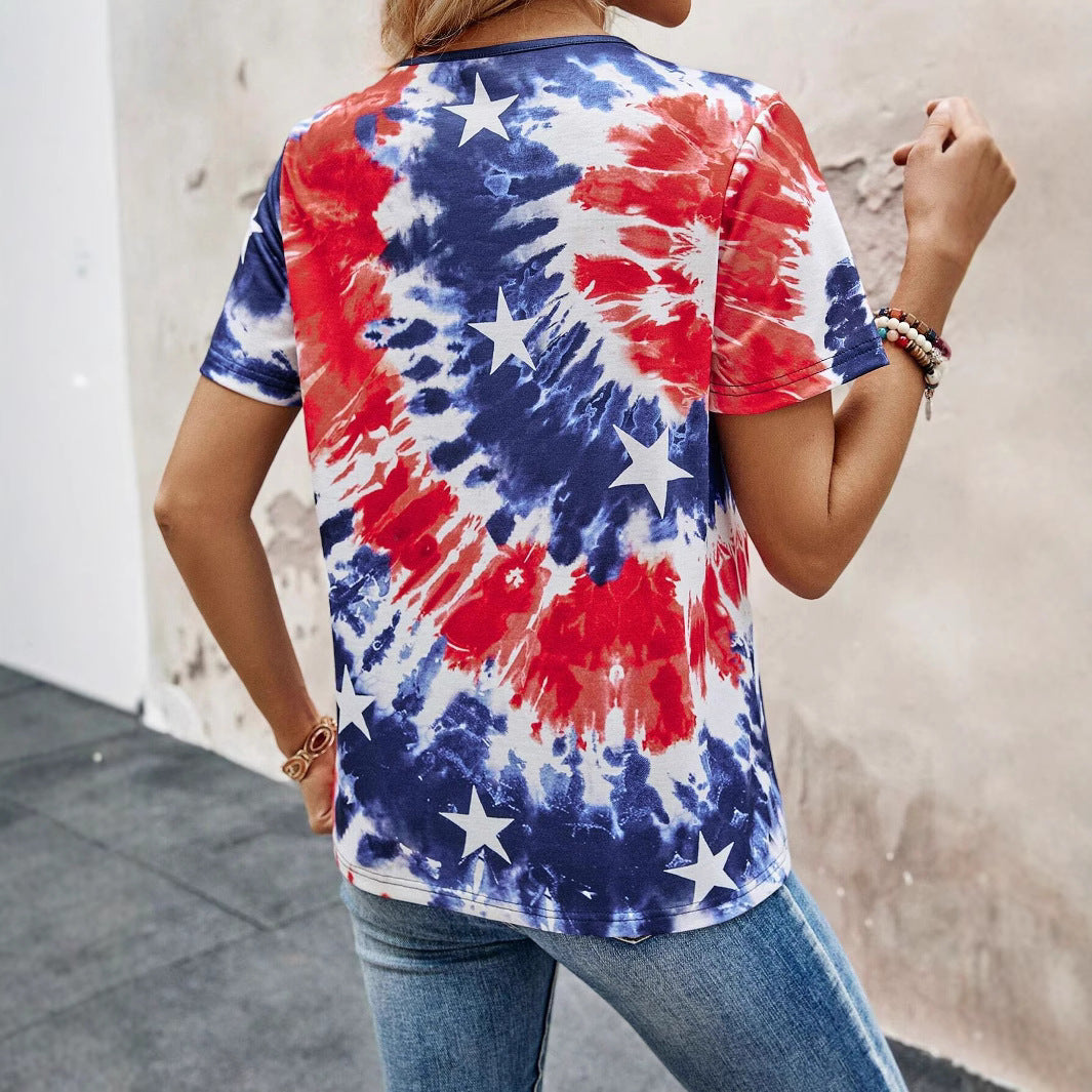 T-shirt à manches courtes pour femmes avec encolure boutonnée et design batik ludique Chic und Stil