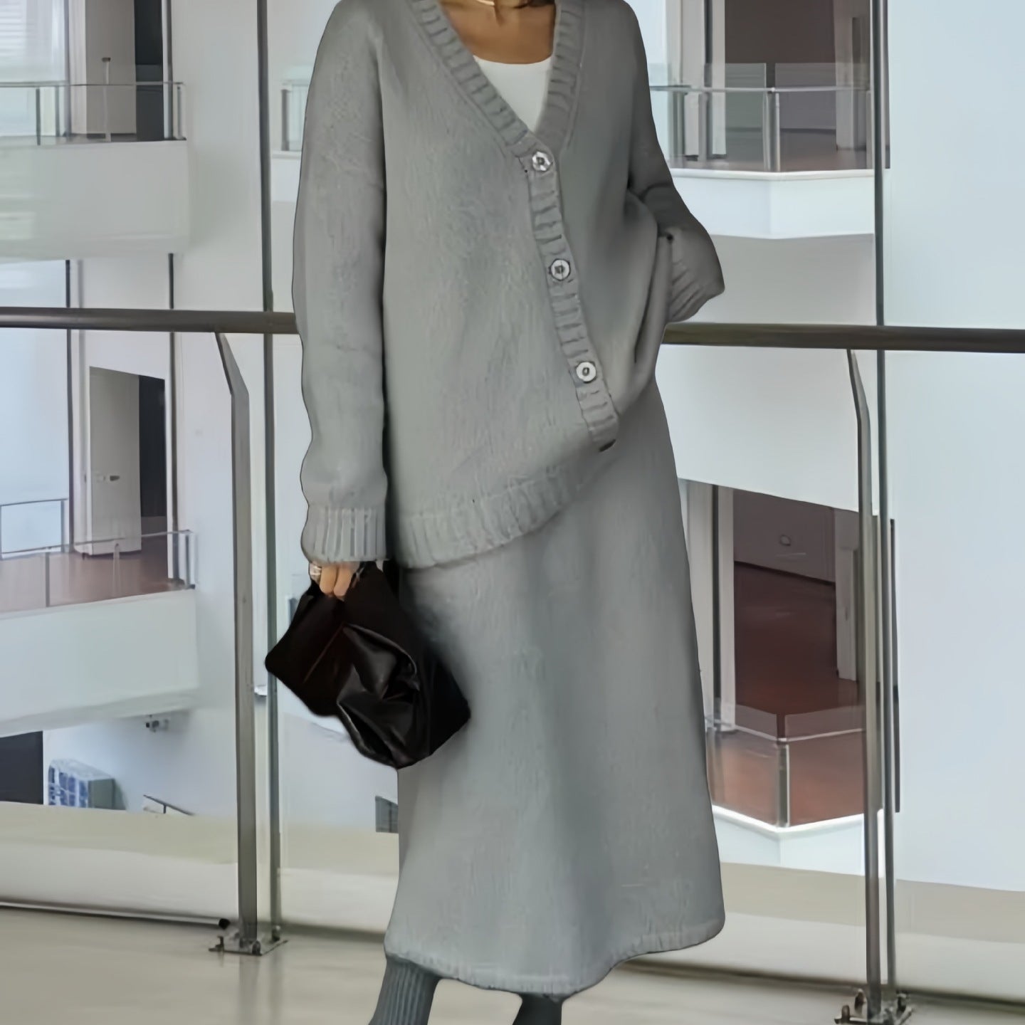 Robe tricotée pour femmes avec décolleté en V profond et matériau mohair doux Chic und Stil
