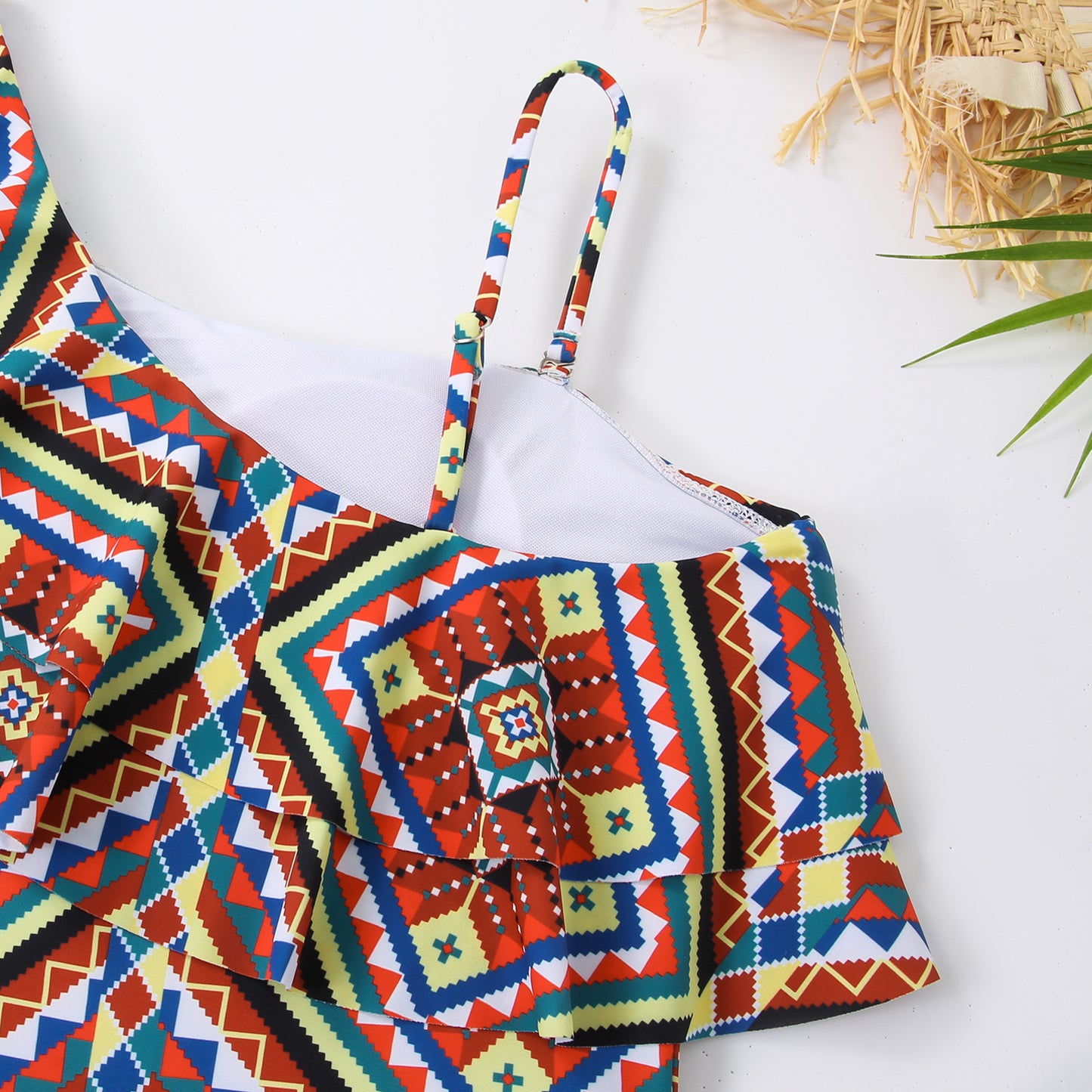 Maillot de bain une pièce pour femmes avec une coupe asymétrique et une jupe enroulée tendance Chic und Stil