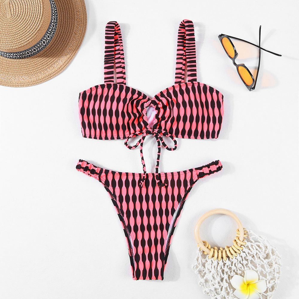 Bikini femme avec design noué raffiné et motif rayé à la mode Chic und Stil