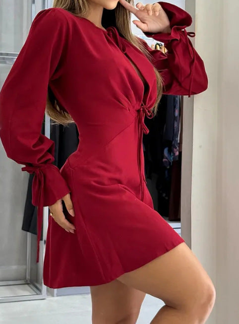Robe mini intemporelle pour femmes avec décolleté en V profond et manches à nœuds Chic und Stil