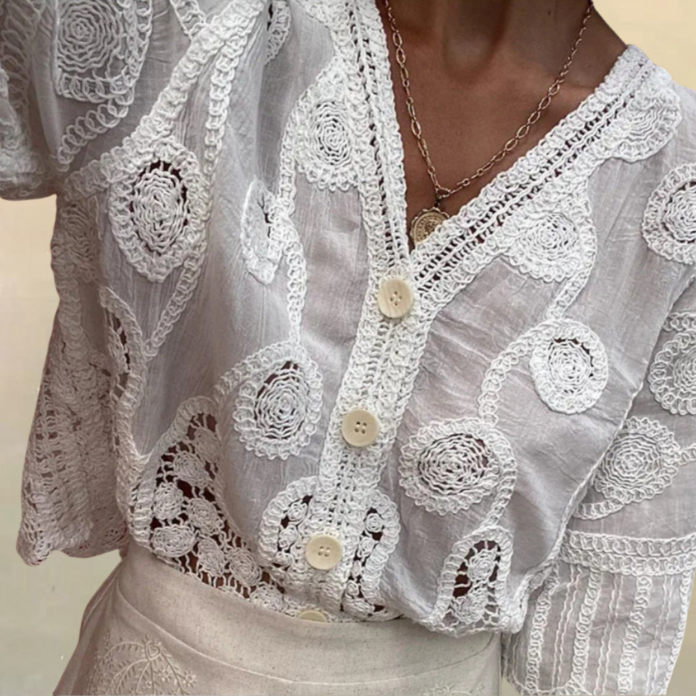 Blouse aérienne pour femmes avec motif crochet artistique et patte de boutonnage Chic und Stil