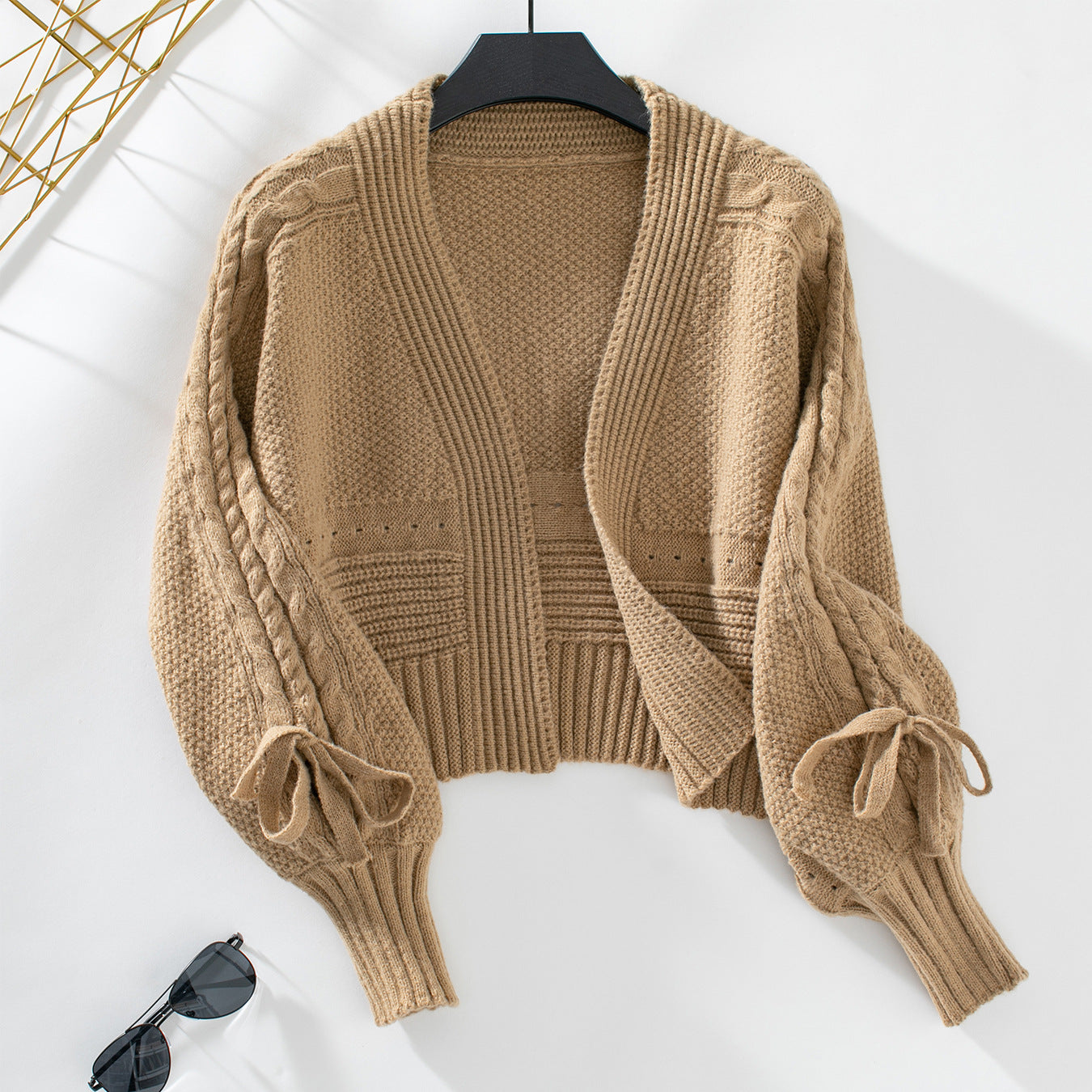 Veste tricotée à la mode pour femmes avec des manches volumineuses et un motif en cable Chic und Stil