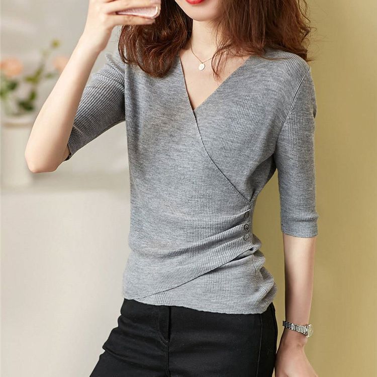 Pull-over enveloppant pour femmes avec un design en fines côtes et des détails de boutons Chic und Stil