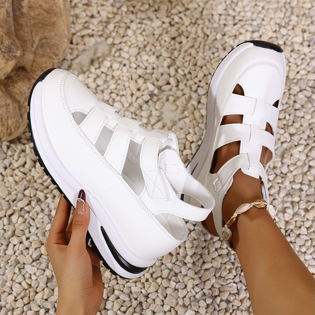 Sandales confortables pour femmes avec des rayures croisées à la mode et un matériau supérieur respirant Chic und Stil.