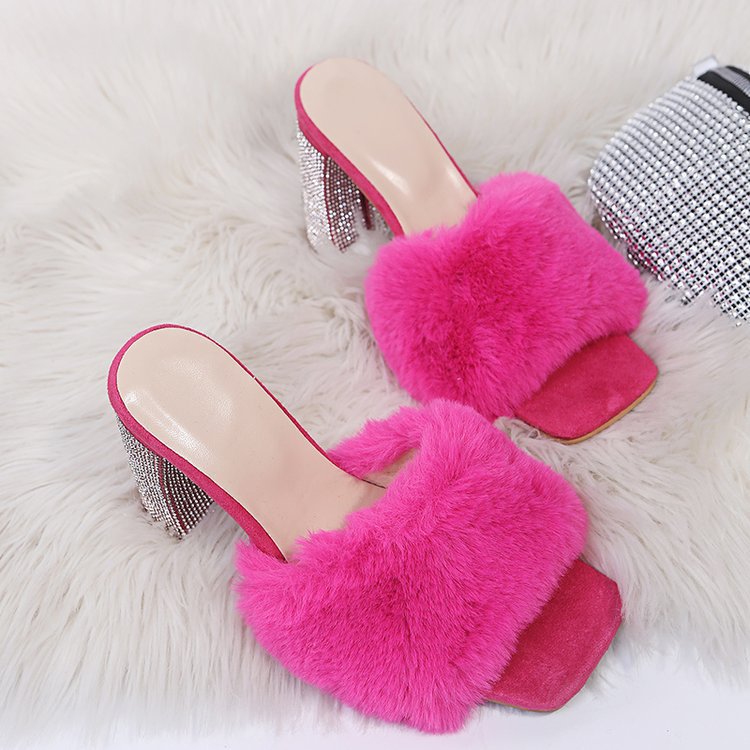 Mules glamourieuses pour dames avec fausse fourrure douce et talon scintillant Chic und Stil