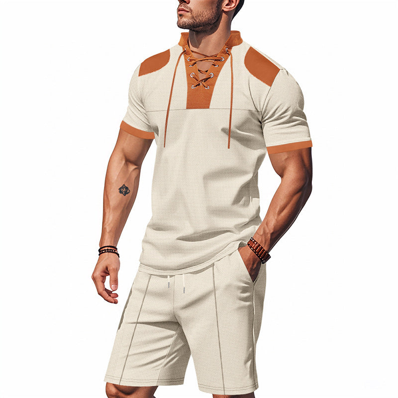 Polo-shirt pour hommes avec un design de laçage unique et des shorts assortis Chic und Stil