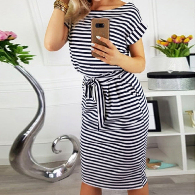 Robe rayée élégante pour femmes avec ceinture à nouer Chic und Stil