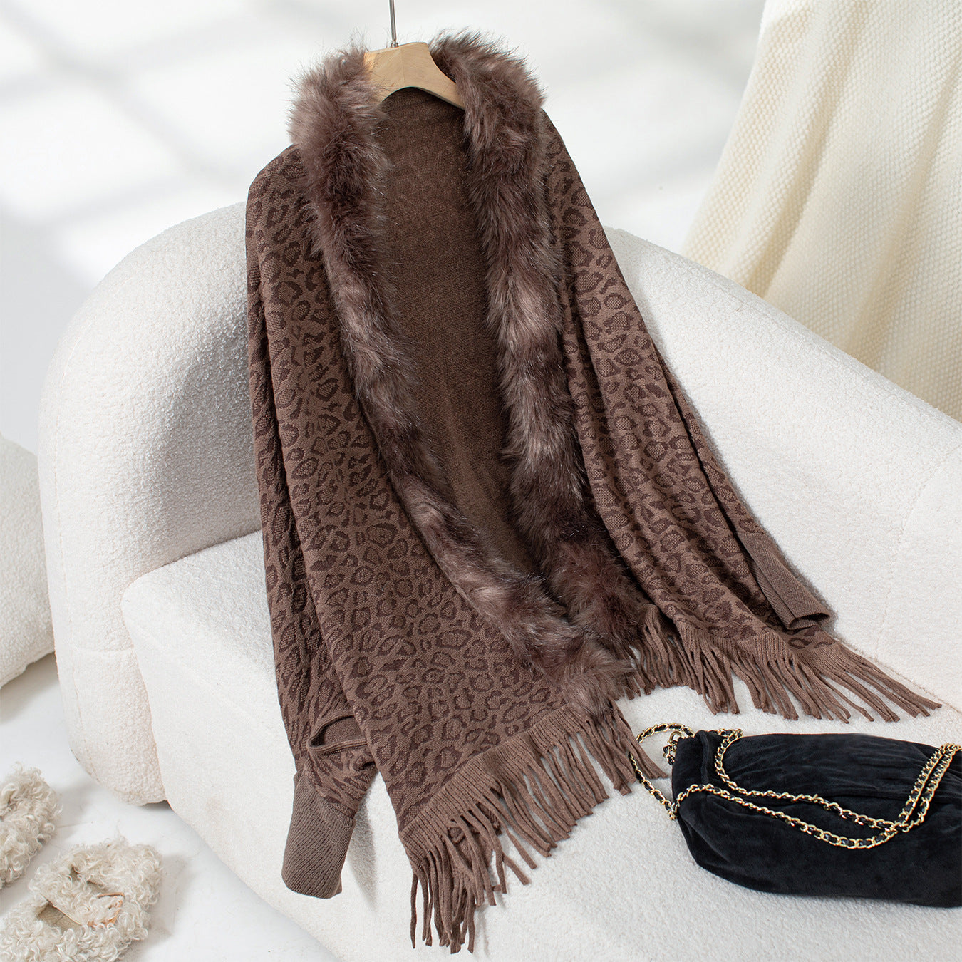 Dames élégant pull poncho avec un col en fausse fourrure luxueux et un ourlet à franges Chic und Stil