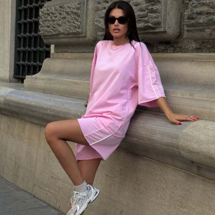 Casual women's set with oversized top and shorts Chic und Stil
