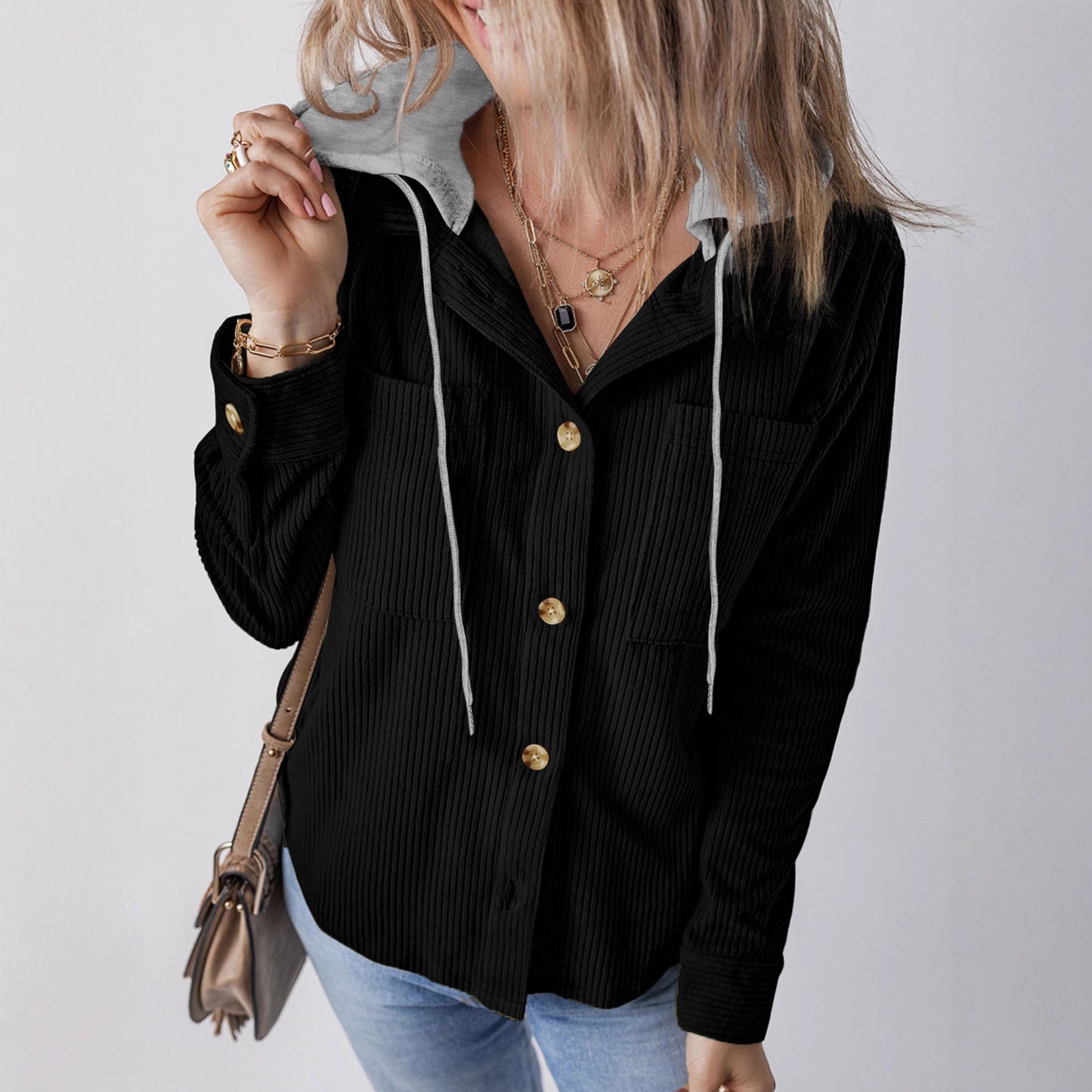 Blouse à capuche pour femmes avec tissu texturé et détails de bouton pratiques Chic und Stil